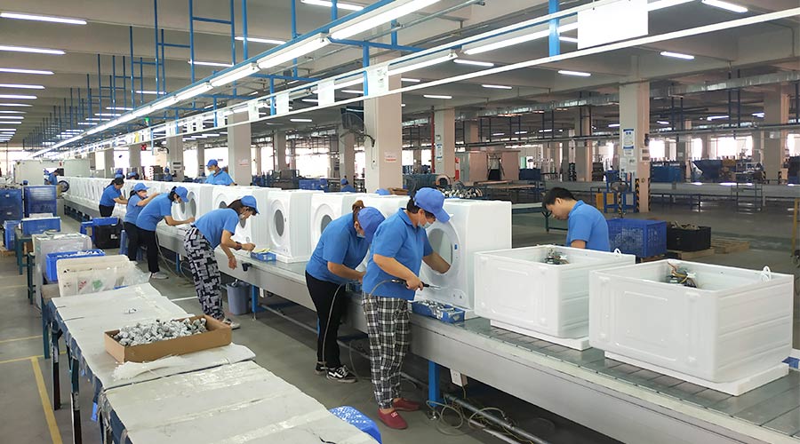 高效率！員工們忙碌地開展巴西客戶的衣物烘干機(jī)生產(chǎn)工作