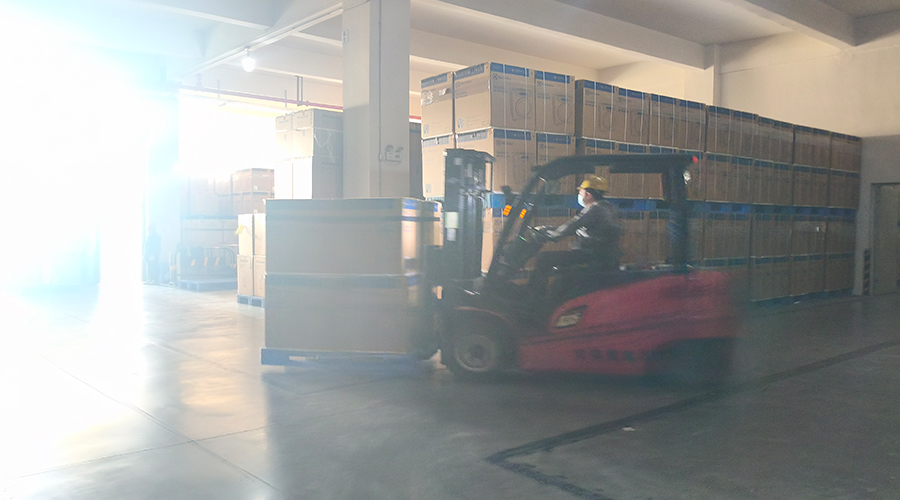 倉庫繁忙，每日多條柜滾筒干衣機發(fā)往全球