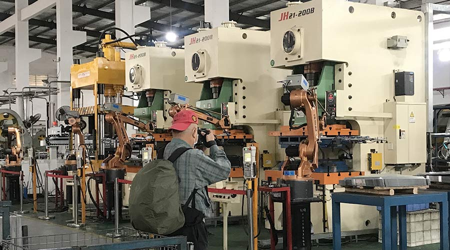 江門市攝影協(xié)會蒞臨金環(huán)電器拍攝交流  用鏡頭見證實力！