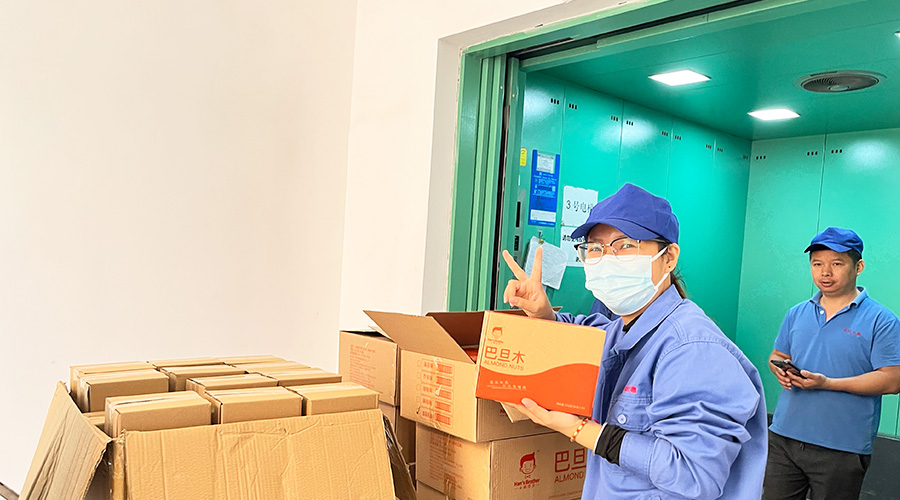 喜笑顏開！三八婦女節(jié)  金環(huán)電器發(fā)放禮品暖人心