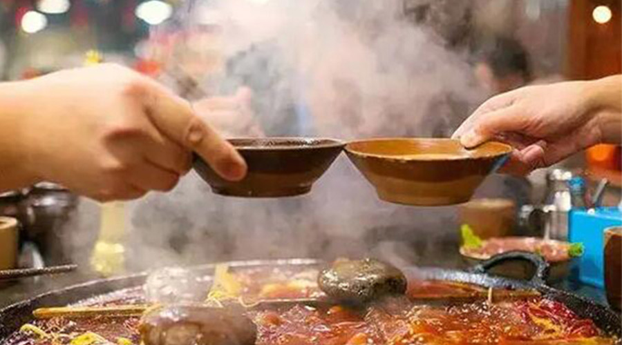 冬天火鍋團建引來一身火鍋味  衣物烘干機化解職場尷尬！